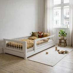 Flexa Montessori seng 90x200cm - massive sider og sengehest (massiv)