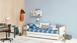 FLEXA NOR Enkeltseng 90x200 cm m. baggavl incl. 2 udtræksskuffer - Hvid/eg