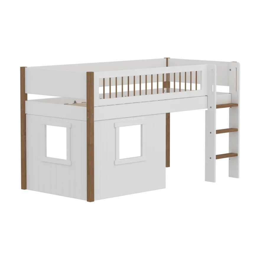 FLEXA NOR Halvhøj seng 120 cm med stige, crossbar sengehest og træhytte-sengefronter 90x200 cm - Hvid/eg