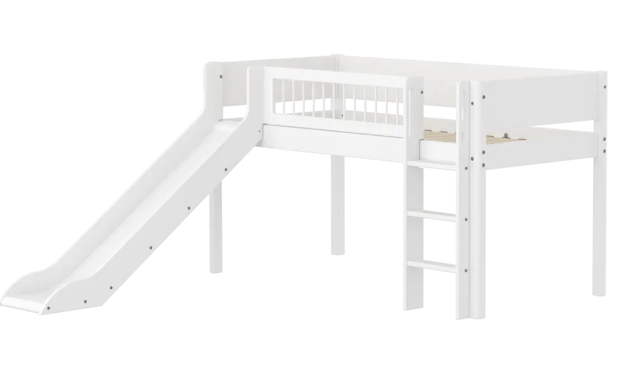 FLEXA WHITE Halvhøj seng 120 cm med rutchebane, stige og crossbar sengehest 90x200 cm - Hvid