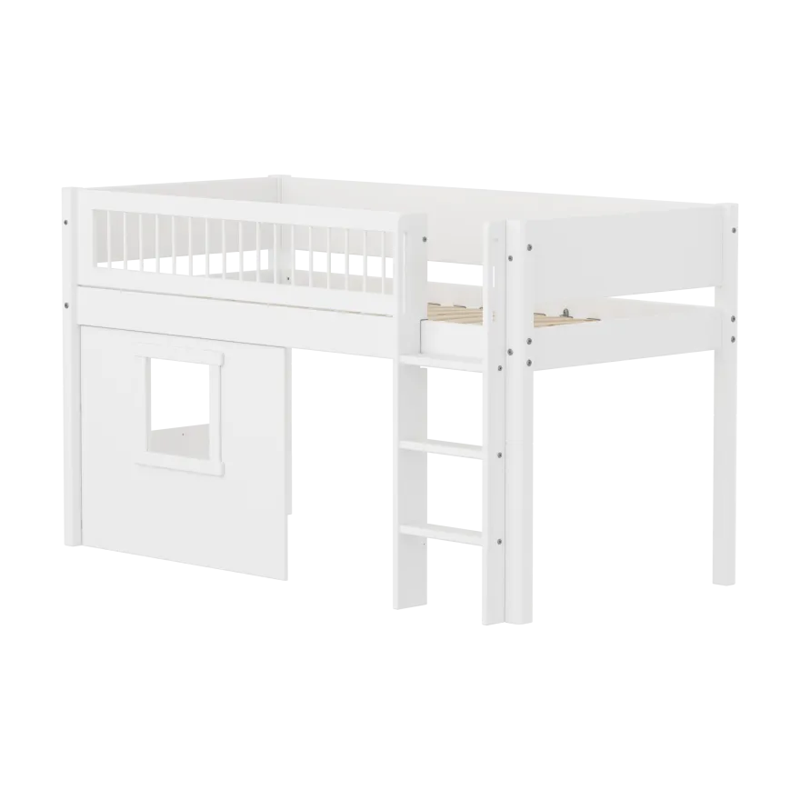 FLEXA WHITE Halvhøj seng 120 cm med stige, crossbar sengehest og træhytte-sengefronter 90x200 cm - Hvid
