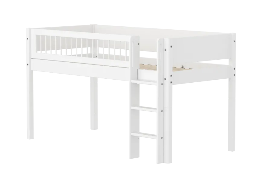 FLEXA WHITE Halvhøj seng 120 cm med stige og crossbar sengehest 90x200 cm - Hvid