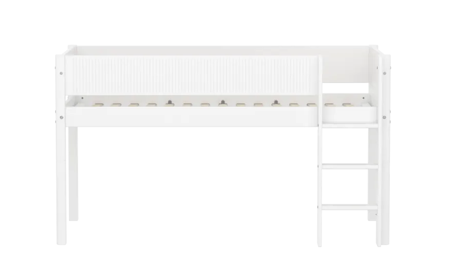 FLEXA WHITE Halvhøj seng 120 cm med stige og grooves sengehest 90x200 cm - Hvid