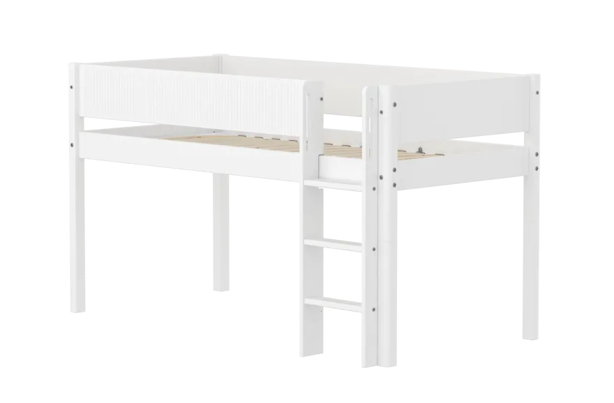 FLEXA WHITE Halvhøj seng 120 cm med stige og grooves sengehest 90x200 cm - Hvid