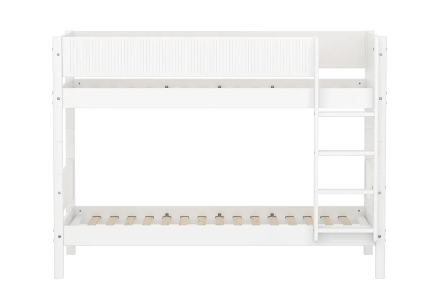 FLEXA WHITE Køjeseng 154 cm med stige og grooves sengehest 90x200 cm- Hvid