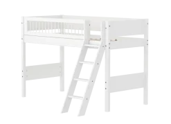 FLEXA WHITE Mellemhøj seng 143 cm med skrå stige og crossbar sengehest 90x200 cm- Hvid