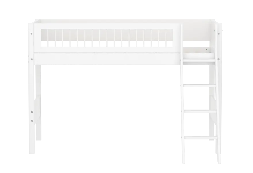 FLEXA WHITE Mellemhøj seng 143 cm med skrå stige og crossbar sengehest 90x200 cm- Hvid