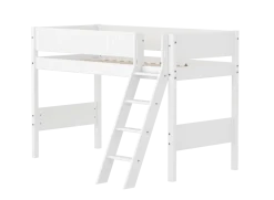 FLEXA WHITE Mellemhøj seng 143 cm med skrå stige og grooves sengehest 90x200 cm- Hvid