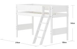 FLEXA WHITE Mellemhøj seng 143 cm med skrå stige og grooves sengehest 90x200 cm- Hvid