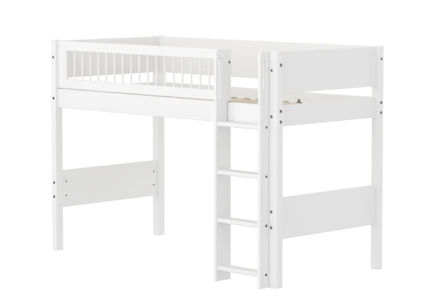FLEXA WHITE Mellemhøj seng 143 cm med stige og crossbar sengehest 90x200 cm- Hvid