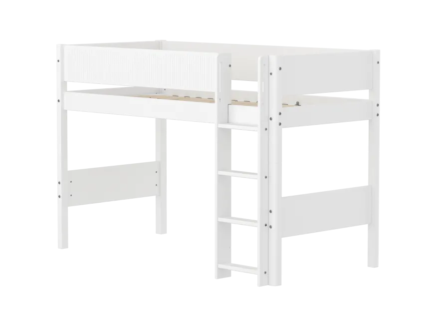 FLEXA WHITE Mellemhøj seng 143 cm med stige og grooves sengehest 90x200 cm- Hvid